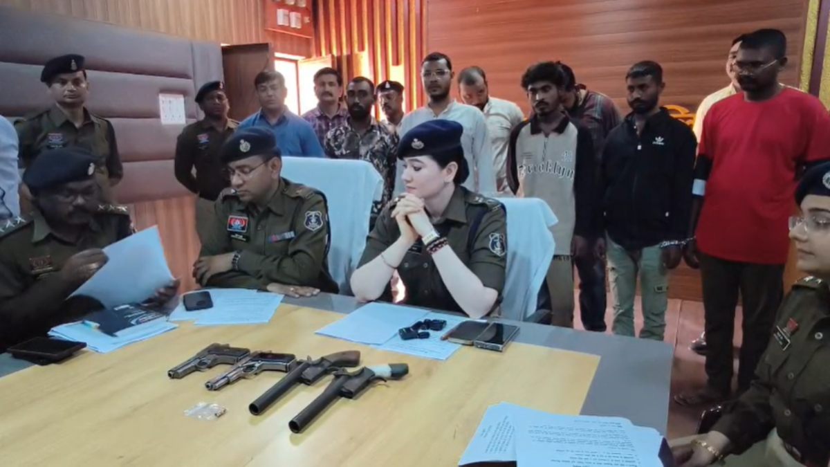 CG पुलिस की बड़ी कार्रवाई : हथियार लहराकर दहशत फैलाने वाले 7 आरोपी गिरफ्तार, 2 पिस्टल-2 देशी कट्टा बरामद