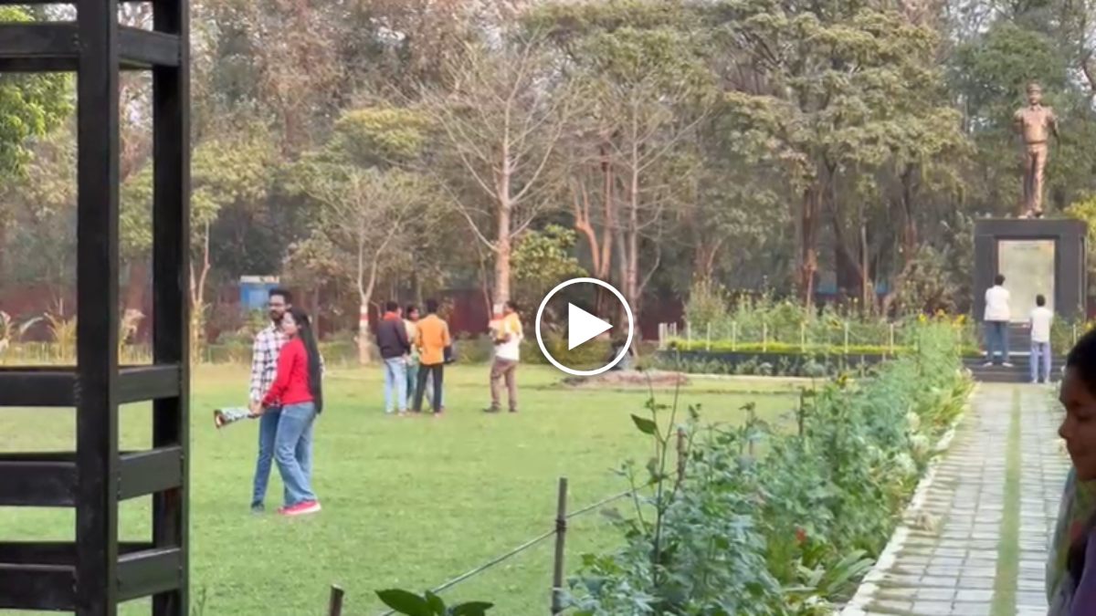 बजरंग दल का बदला अंदाज : वैलेंटाइन डे से पहले रायपुर के गार्डन-पार्कों में पहुंचे कार्यकर्ता, प्रेमी जोड़ों को बांटी हनुमान चालीसा