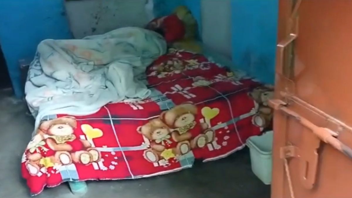 युवक की हत्या से फैली सनसनीः सोते समय किसी ने धारदार हथियार से उतार दिया मौत के घाट, खून से लथपथ मिला शव