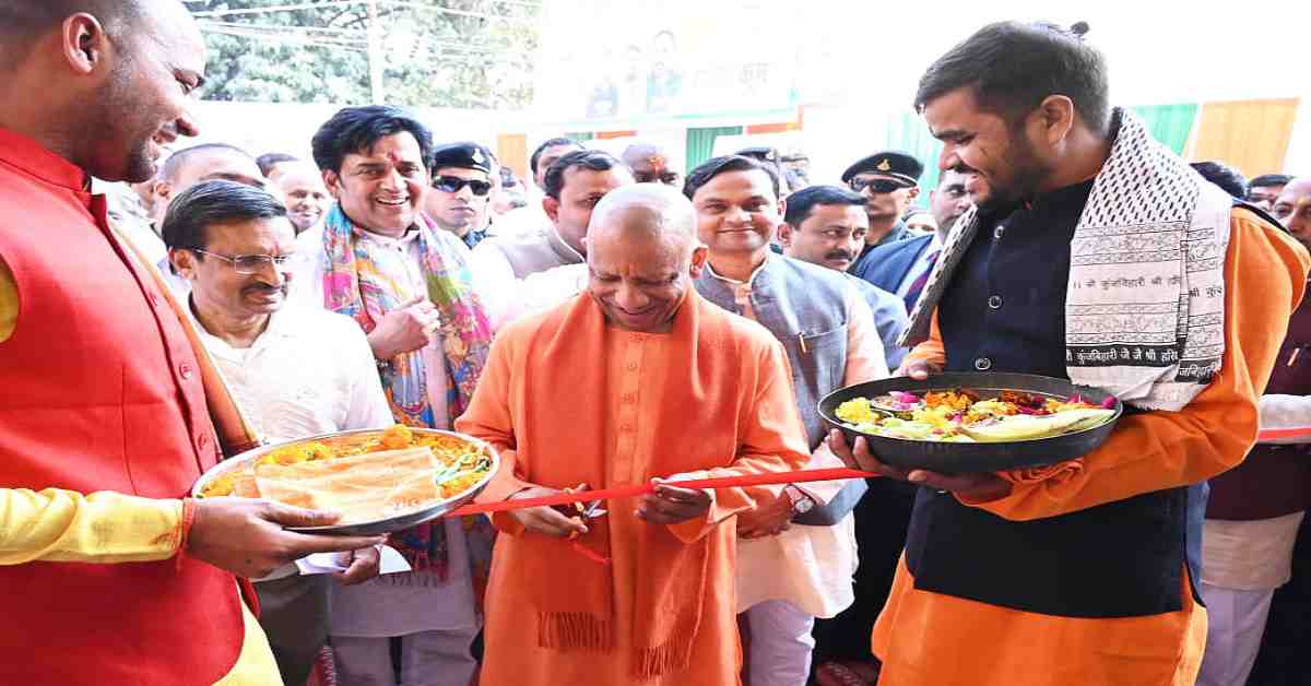 CM योगी ने कल्याण मण्डपम् का किया लोकार्पण, निम्न और मध्यम आय वर्ग के लोगों को मिलेगी राहत, EWS/LIG श्रेणी के आवंटियों को भी बांटे प्रमाण-पत्र