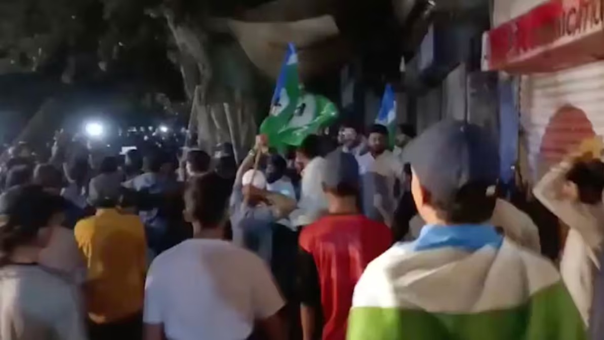 जमात-ए-इस्लामी कार्यकर्ताओं पर पुलिस का लाठीचार्ज, आंसू गैस के गोले भी दागे, ‘जीने दो कराची को’ के लगे नारे