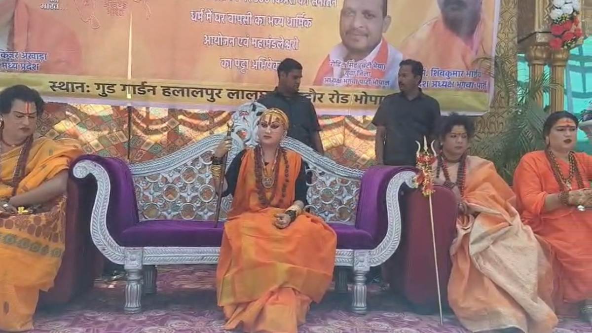 4 शंकराचार्य अर्धनारीश्वर नहीं, वह पुरुष हैंः हिमांगी बोलीं- हम देवताओं की श्रेणी में आते हैं, हम पांचवें नहीं किन्नर समाज के पहले शंकराचार्य