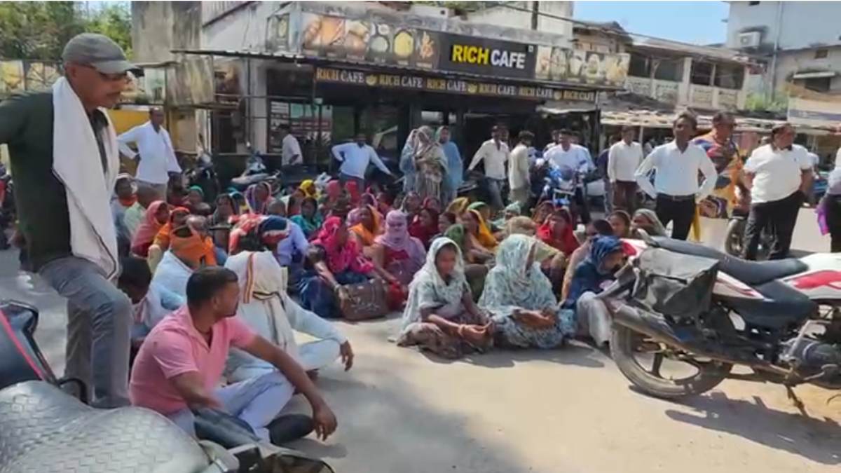 पोस्ट ऑफिस में 3 करोड़ रुपए का घोटाला: ब्रांच मैनेजर महीनों से लापता, कार्रवाई की मांग को लेकर सड़कों पर उतरे ग्रामीण…