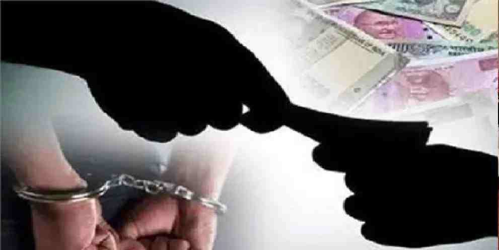 सैलरी से पेट नहीं भरता? चंदौली में घूसखोर लेखपाल गिरफ्तार, एंटी करप्शन टीम ने रंगे हाथ पकड़ा