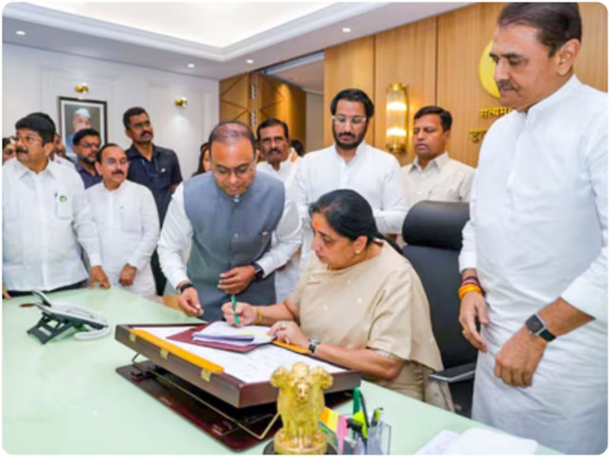 अजित पवार की विरासत को आगे बढ़ाने की तैयारी, सुनेत्रा पवार को मिलेगी NCP अध्यक्ष नयी जिम्मेदारी!