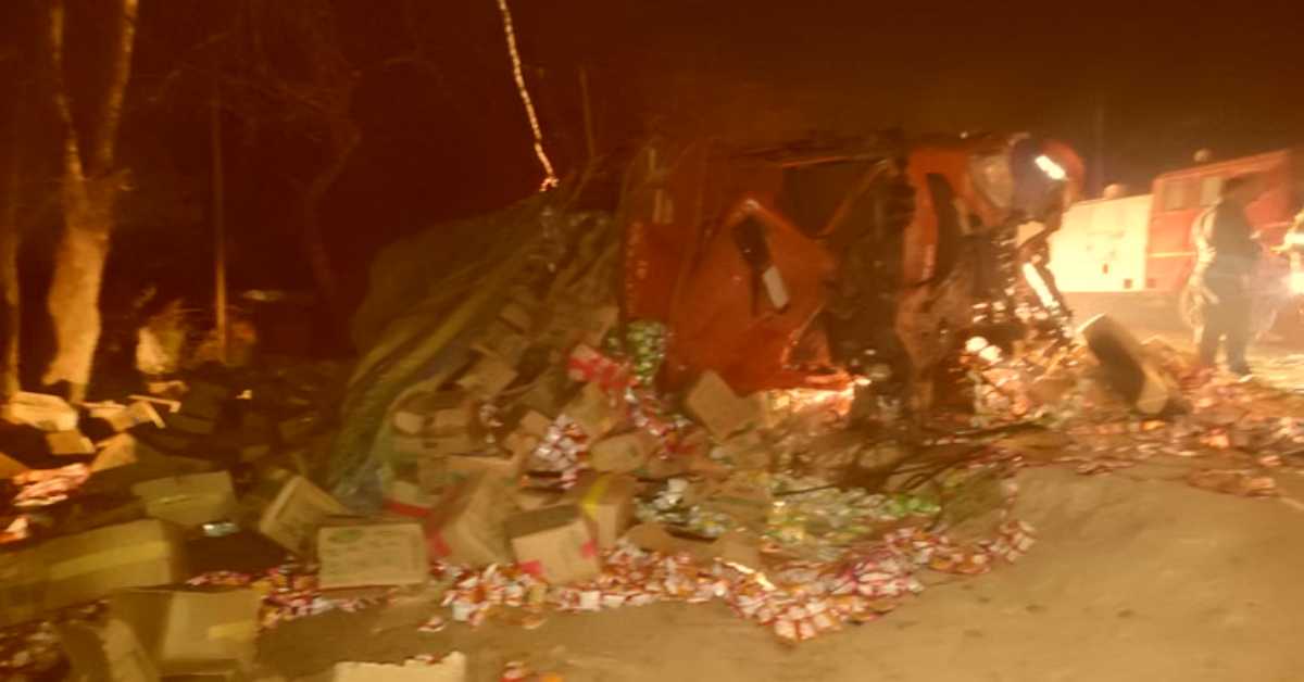 जान ले गई एक गलती! ट्रक और कैंटर के बीच जोरदार भिड़ंत, दोनों वाहन चालकों की मौके पर मौत, जानिए कैसे घटी दिल दहला देने वाली घटना