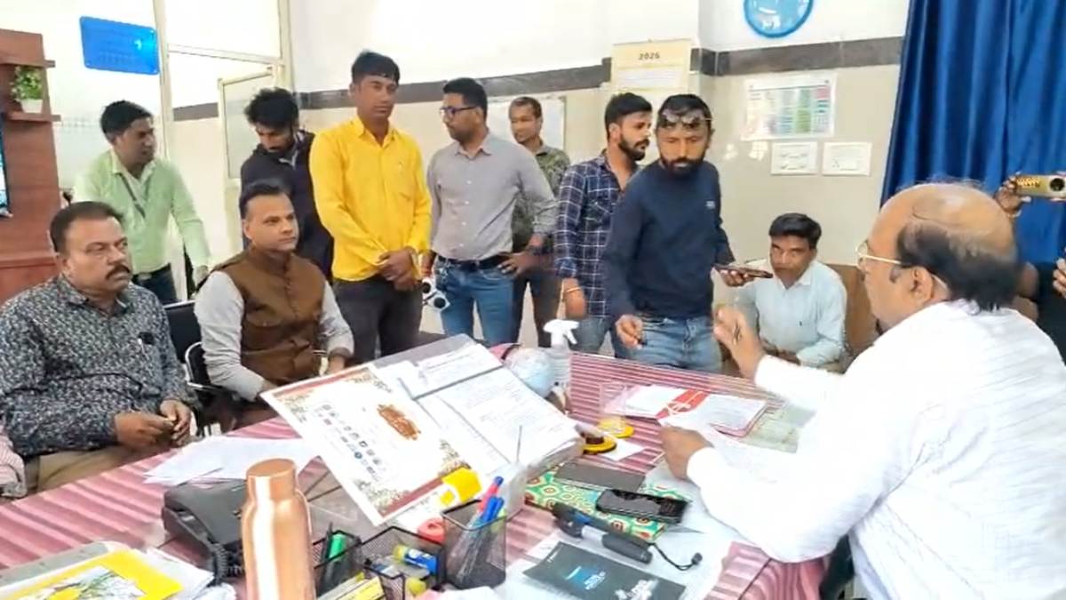 जिला अस्पताल में पत्रकारों ने की नारेबाजीः बैठे धरने पर, CMHO के आश्वासन पर खत्म किया धरना, जानिए क्या है मामला