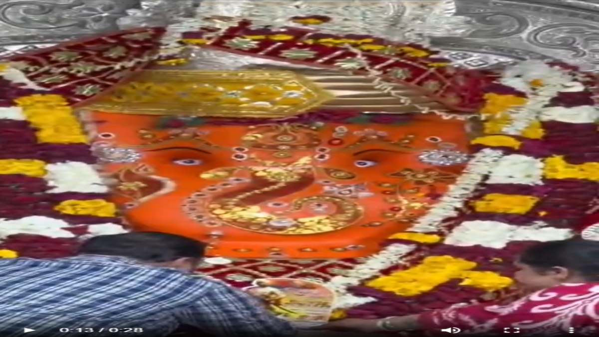 मंदिर के गर्भगृह में गैंगस्टर के दर्शन का मामलाः कुख्यात बदमाश सतीश भाऊ और उसकी पत्नी पर केस दर्ज, 1 आरोपी गिरफ्तार