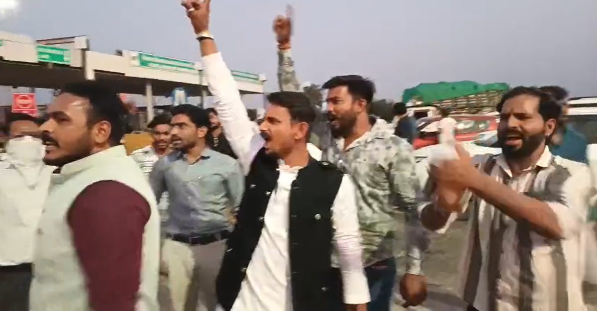 टोल प्लाजा पर हंगामाः बजरंग दल के कार्यकर्ताओं ने की तोड़फोड़, लगाया जाम, वाहनों की लगी कतारें, जानें क्या है मामला