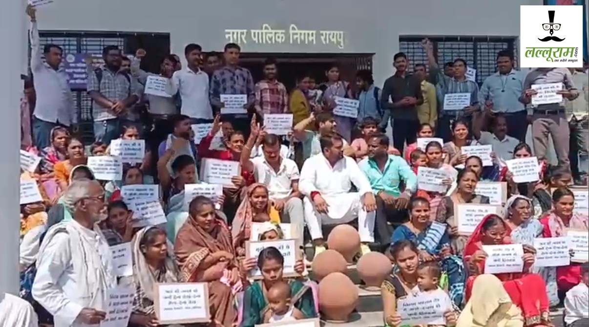 Raipur News : पानी संकट पर निगम दफ्तर में मटका फोड़ प्रदर्शन, उपायुक्त ने 15 दिन में समाधान का दिया आश्वासन