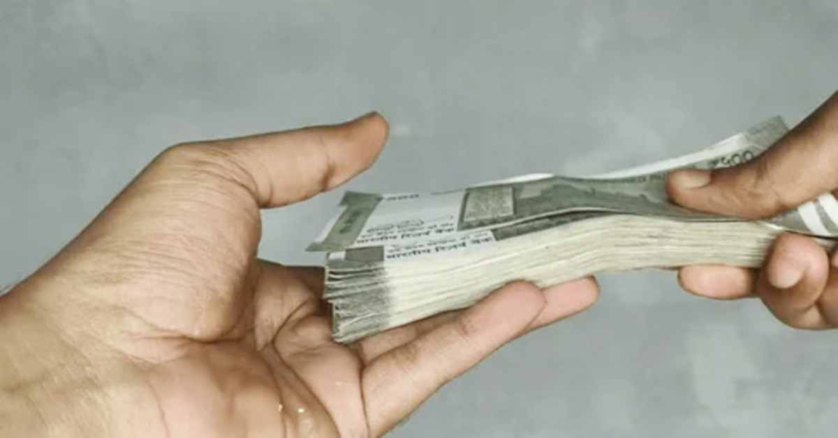 हमें सैलरी के साथ रिश्वत भी चाहिए! घूसखोर खाद्य सुरक्षा अधिकारी और सेनेटरी सुपरवाइजर निलंबित, जानिए दोनों के काले कारनामे