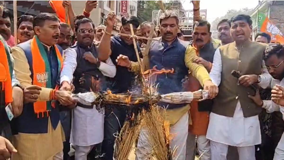 एआई समिट को लेकर सियासतः बीजेपी युवा मोर्चा ने राहुल का पुतला फूंका, इधर कांग्रेस कार्यालय के बाहर कार्यकर्ताओं ने लगाए नारे, मोदी की पुतला नहीं जला पाए