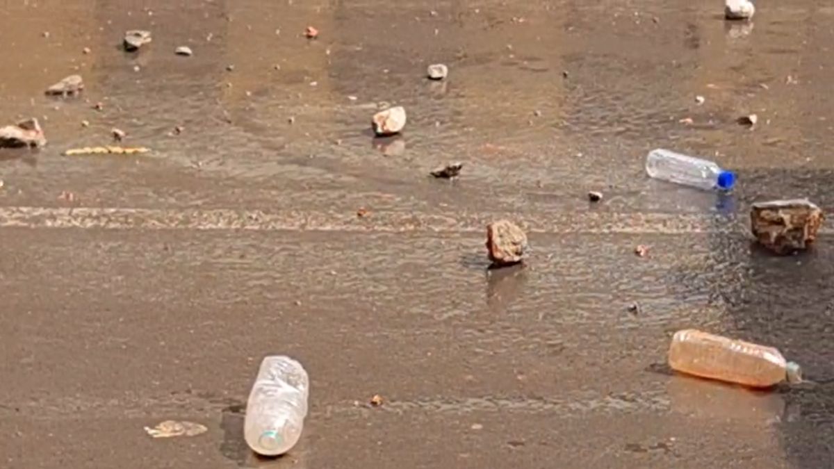 इंदौर कांग्रेस कार्यालय के बाहर पथरावः पुलिस ने किया लाठीचार्ज और पानी की बौछारें, 3 पत्रकार, पुलिसकर्मी सहित BJP-CONG कार्यकर्ता घायल, शांति बनाए रखने की अपील