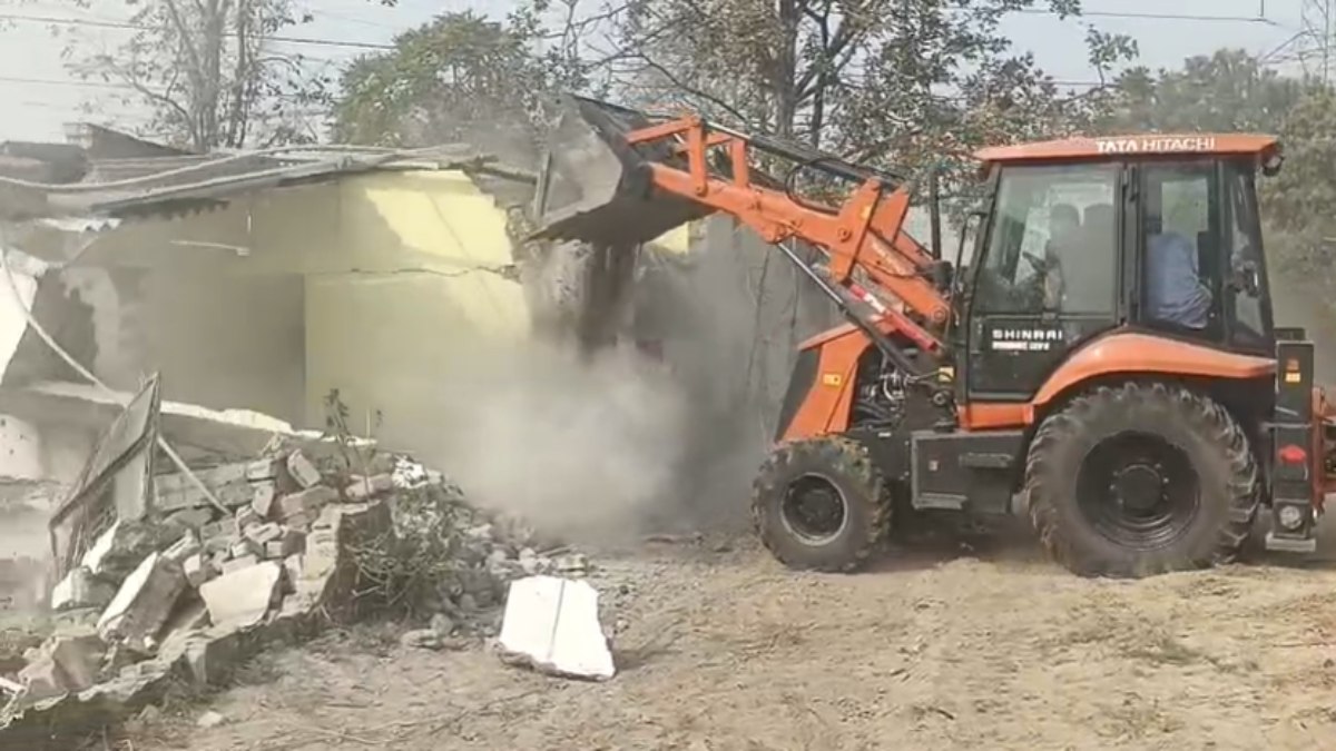 प्रशासन का चला बुलडोजर : 135 अवैध कब्जाधारियों के फार्म हाउस और मकानों को किया गया जमींदोज, 90 एकड़ सरकारी जमीन कराई गई खाली