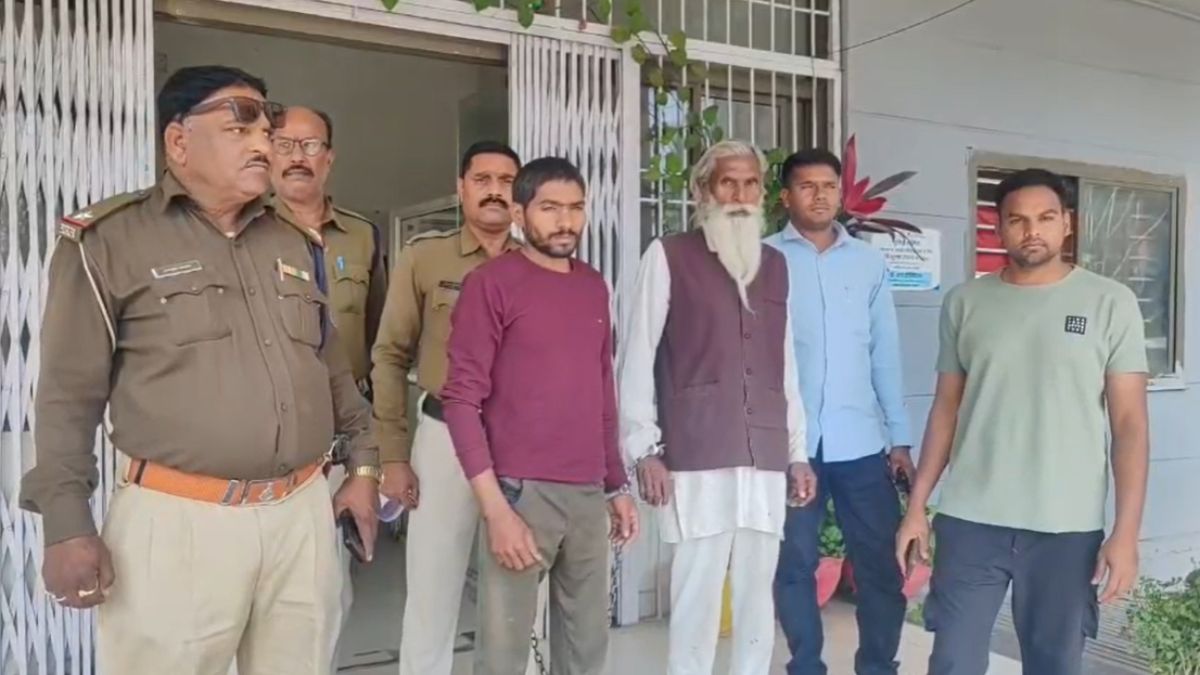 8 घंटे में चोरी का खुलासाः दो आरोपी गिरफ्तार, 3 लाख 70 हजार कैश बरामद, टीम को पुरस्कृत करने की घोषणा