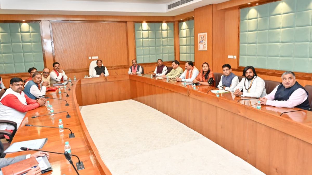 CG Budget Session: बजट से पहले मुख्यमंत्री साय की अध्यक्षता में सदन में मंत्री परिषद की बैठक शुरू