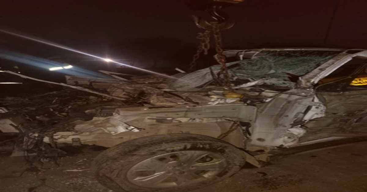 मौत की भिड़ंतः सड़क किनारे खड़े ट्रक से जा टकराई कार, युवक ने तोड़ा दम, मंजर देख चीख पड़े राहगीर