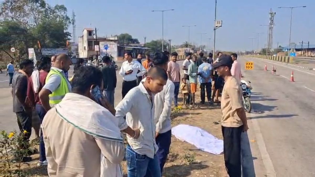 CG Accident News : तेज रफ्तार ट्रेलर ने मोपेड सवार दंपति को कुचला, पत्नी की मौत, पति गंभीर