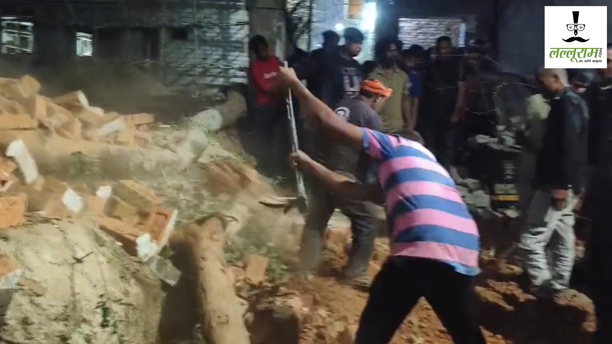 CG News : निर्माणाधीन मकान की गिरी दीवार, 2 साल के मासूम की मौत, दो की हालत गंभीर