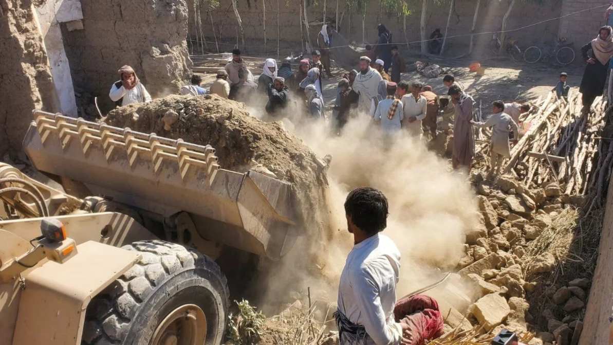 पाकिस्तान और अफगानिस्तान के बीच बॉर्डर पर दोनों तरफ से हमले हो रहे हैं, रक्षा मंत्री ख्वाजा आसिफ ने कहा-  अब खुली जंग होगी