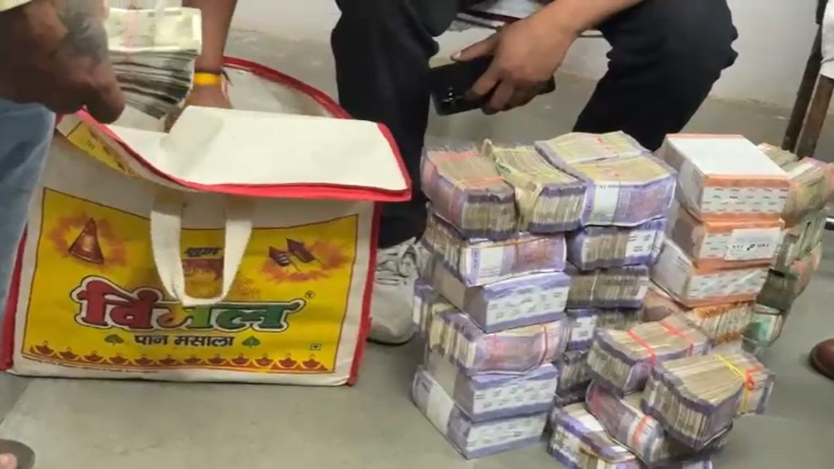 बड़ी खबरः छिंदवाड़ा से नाजपुर जा रही कार से 45 लाख कैश बरामद, जांच जारी