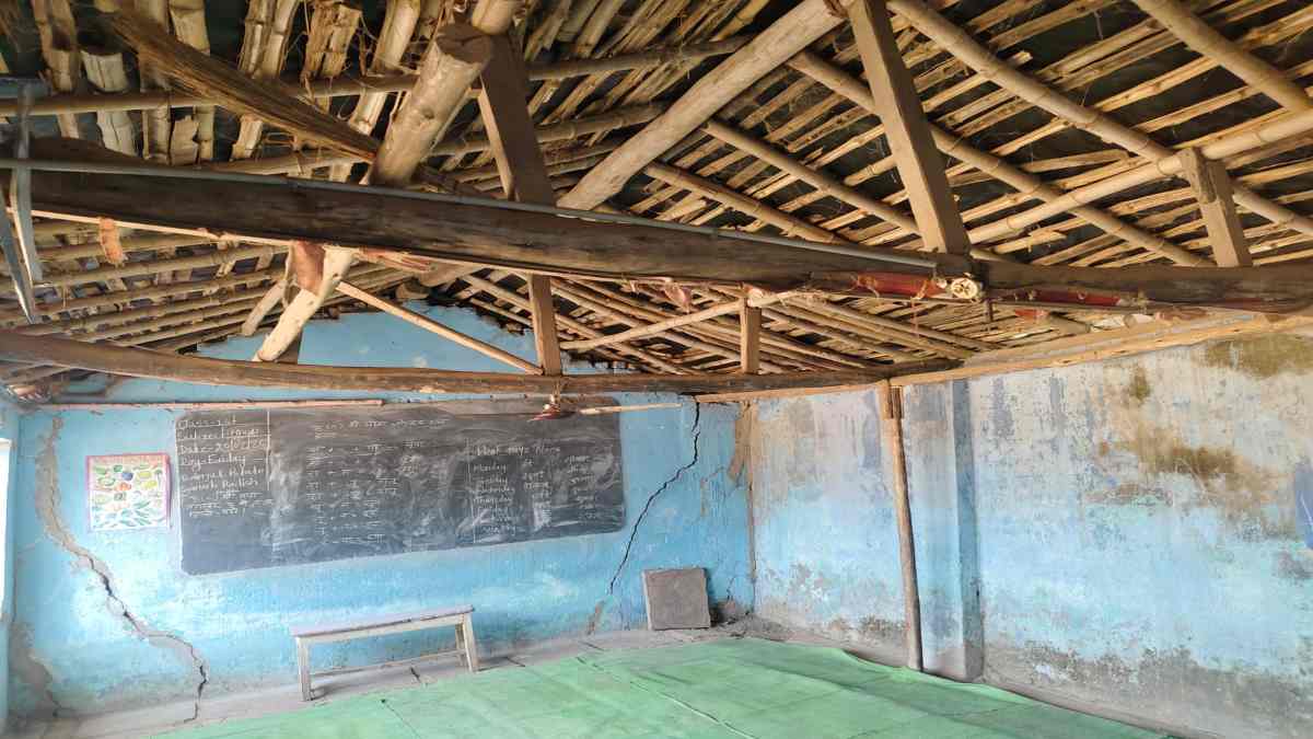 अव्यवस्थाओं के साये में पढ़ाई और बोर्ड परीक्षा : खपरा वाले जर्जर कमरों में भविष्य लिखने को मजबूर बच्चे…न समुचित व्यवस्था, न सुरक्षित भवन, हादसे का बना रहता है खतरा
