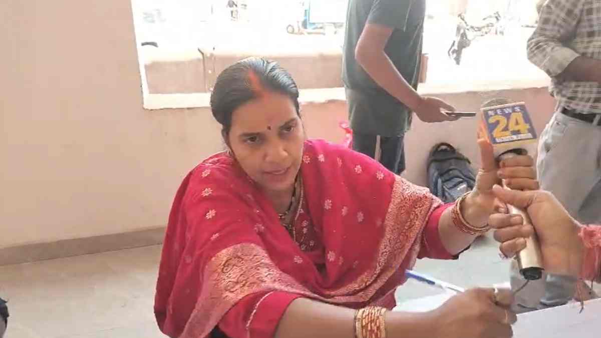 महिला अधिकारी ने पत्रकार के साथ किया दुर्व्यवहार, माइक छीनने और कैमरे को नुकसान पहुंचाने की कोशिश भी की, पत्रकारों में आक्रोश