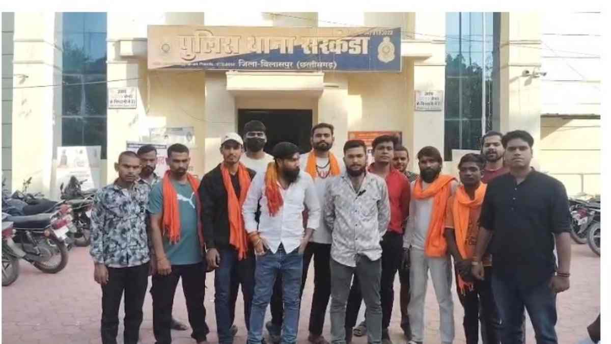 Bilaspur News : झाड़-फूंक की आड़ में चल रहा था धर्मांतरण, हिंदू संगठन ने मचाया हंगामा, देखें VIDEO…