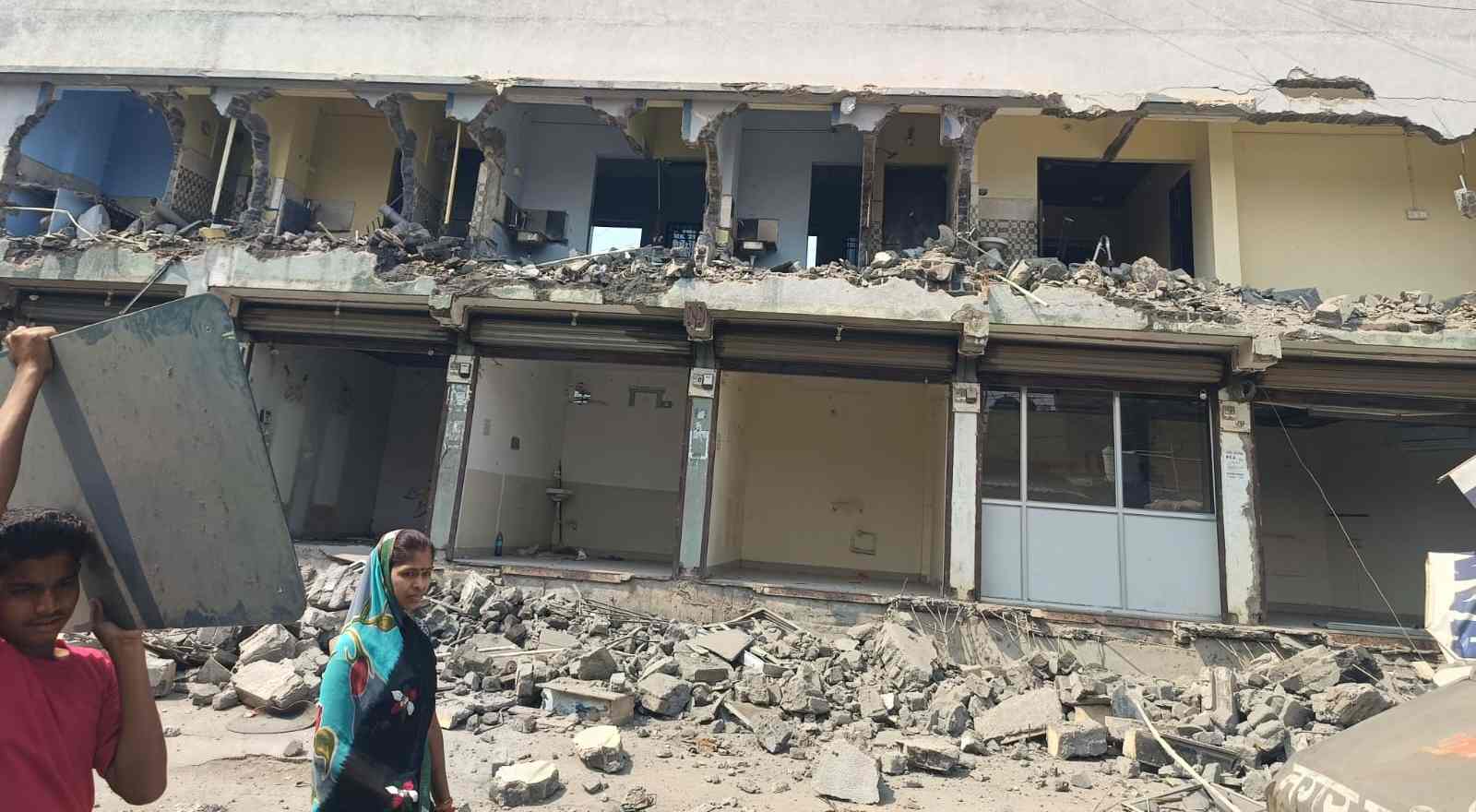 अवैध निर्माण पर चला बुलडोजर : सरकारी जमीन पर बना था व्यावसायिक परिसर, नगर निगम ने हटाया अतिक्रमण