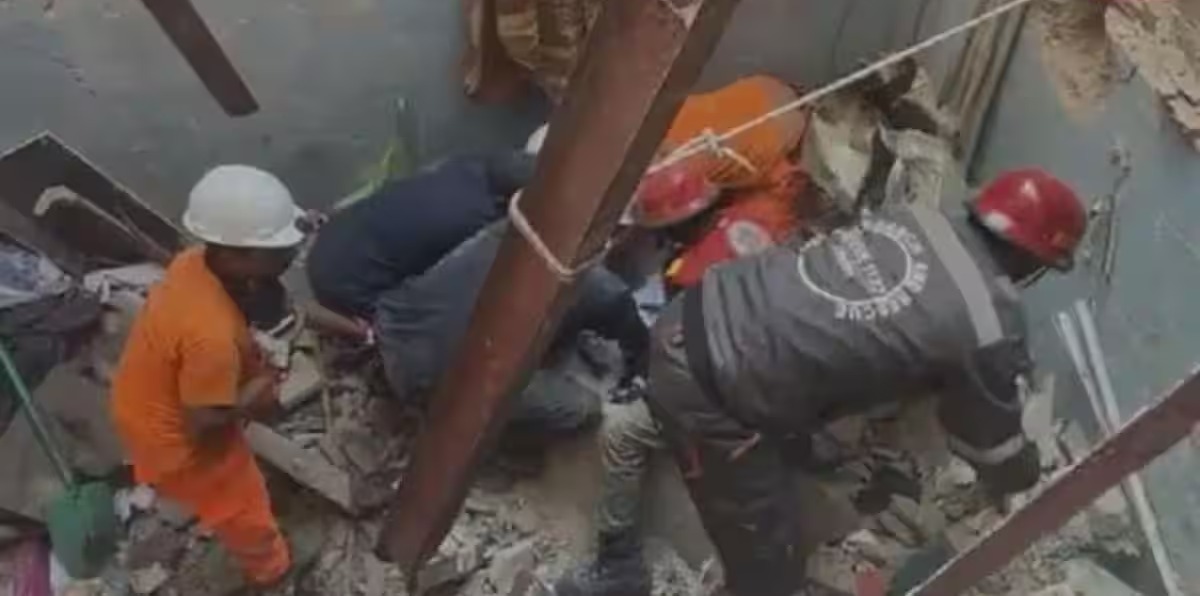 कराची के सोल्जर मार्केट में गैस सिलेंडर ब्‍लास्‍ट से इमारत ढही, 16 लोगों की मौत, 14 घायल