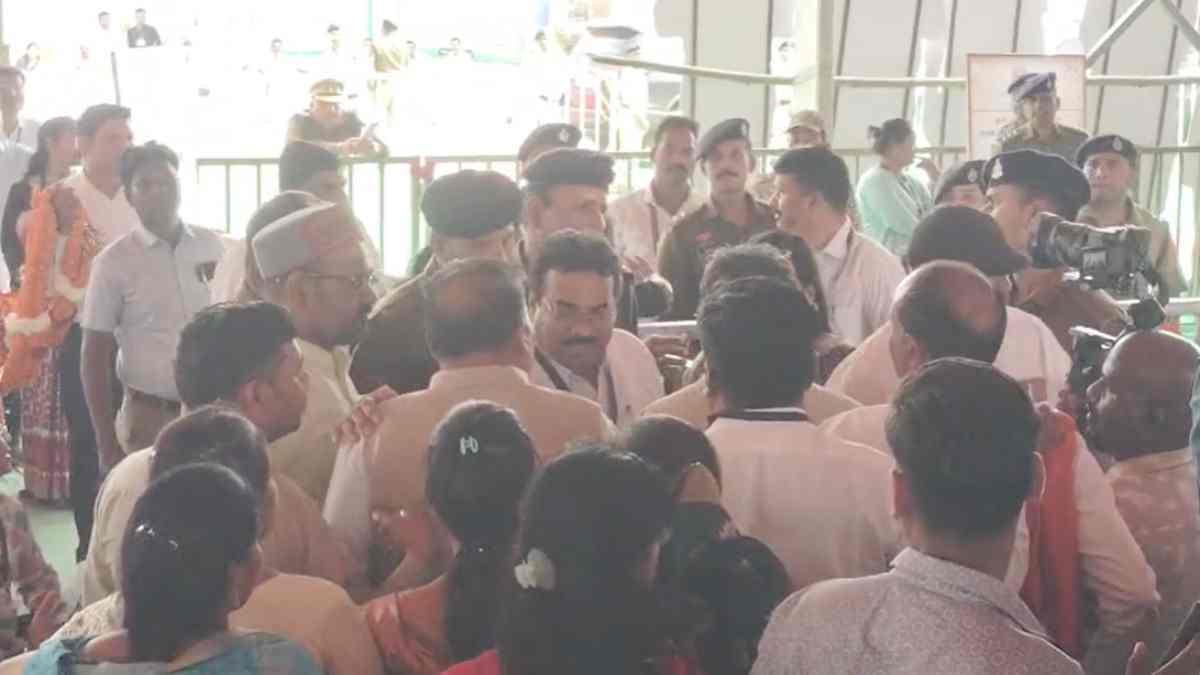 सीएम के कार्यक्रम में हंगामा : सुरक्षा कर्मियों से भिड़े भाजपा कार्यकर्ता, नेताओं के बीच-बचाव के बाद शांत हुआ मामला