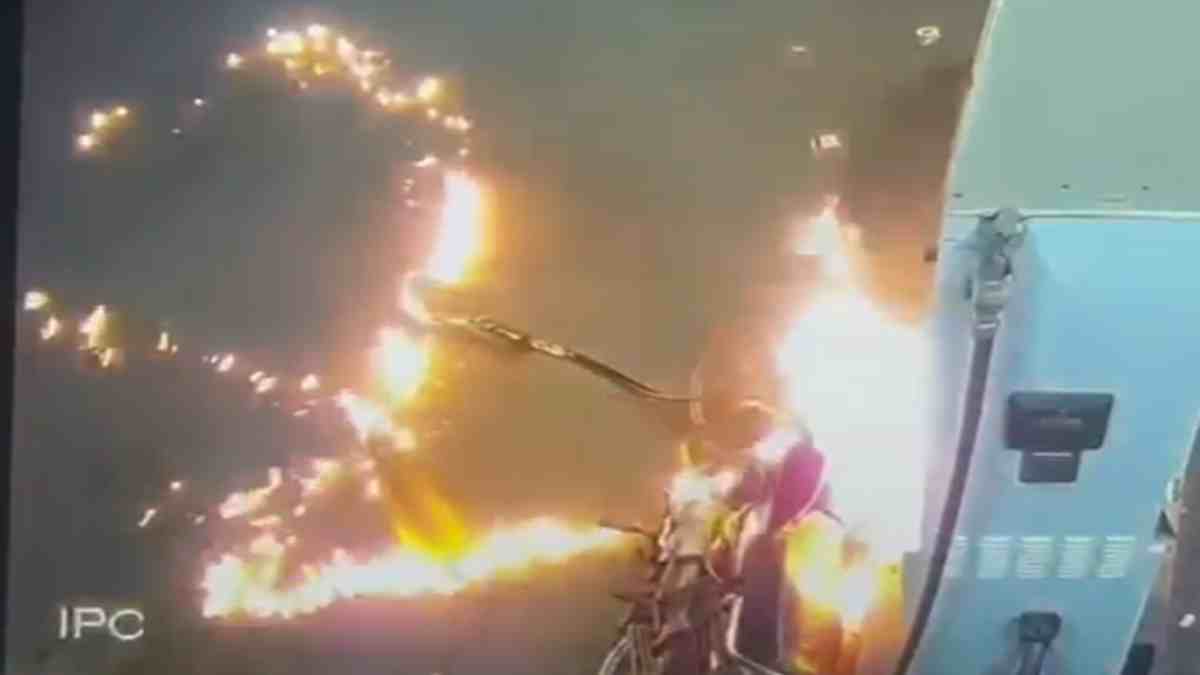 पेट्रोल डालते वक्त बदमाश ने बाइक में लगाई आग, कर्मचारियों की सूझबूझ से टली बड़ी घटना, देखें VIDEO…