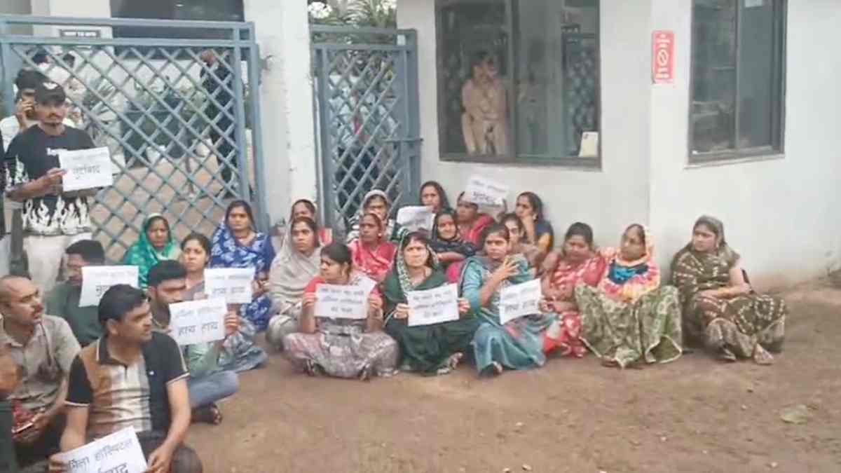 उर्मिला मेमोरियल हॉस्पिटल पर गंभीर आरोप : मरीज के परिजनों का प्रदर्शन, कहा – इलाज के नाम पर हुई हत्या, 25 लाख लूटे गए