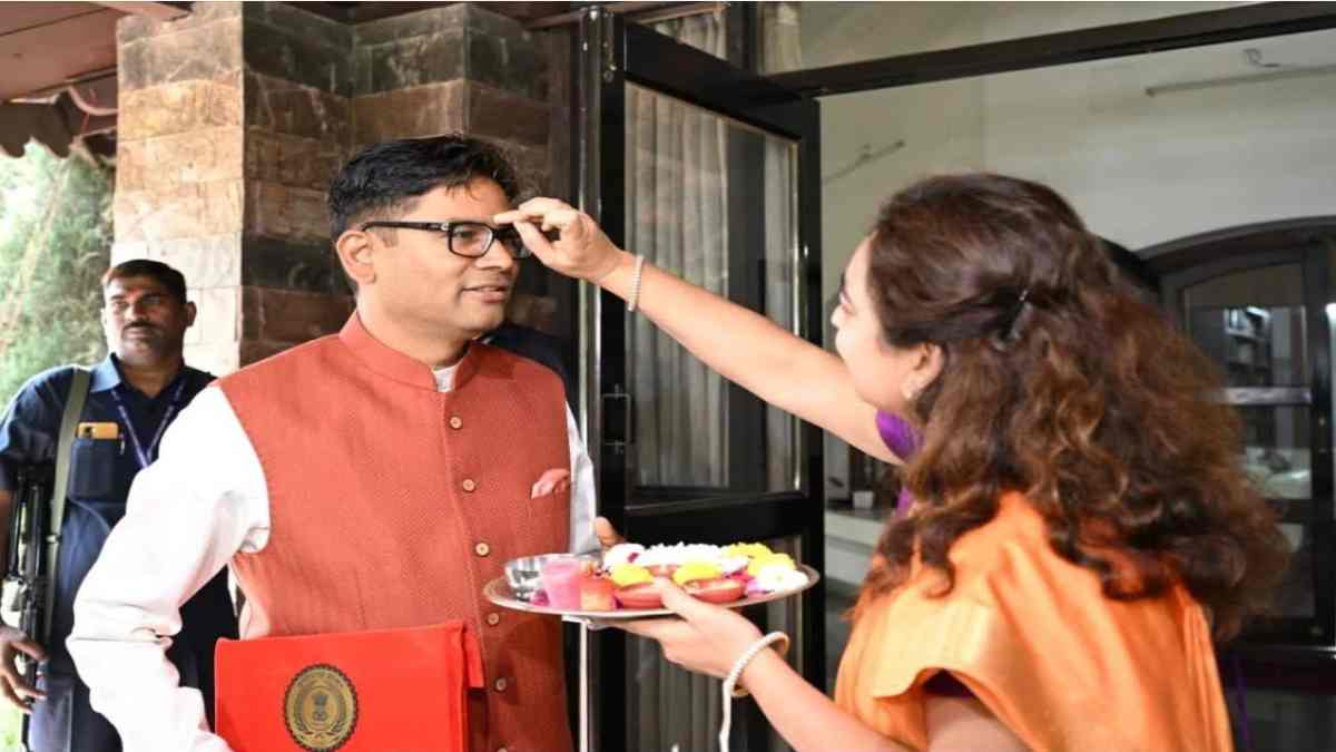 CG Budget 2026-27 : छत्तीसगढ़ की मिट्टी से तिलक लगाकर पहली बार वित्त मंत्री ने पेश किया बजट, पत्नी का पसंदीदा जैकेट पहनकर पहुंचे विधानसभा