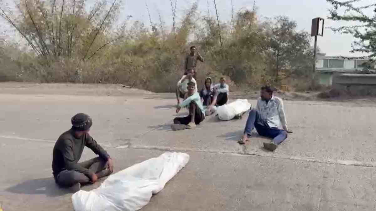 खरसिया कार्बन प्लांट हादसा : पिता, पुत्र और 9 माह की बच्ची समेत चार की मौत, मुआवजे के लिए ग्रामीणों ने हाईवे पर शव रखकर किया चक्काजाम