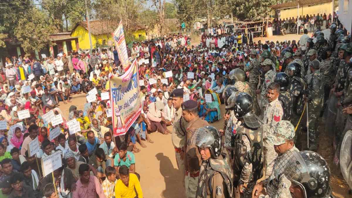 कोयलीबेड़ा में ग्रामीणों का बड़ा प्रदर्शन : सड़क पर उतरे 68 गांव के लोग, कहा – क्षेत्र में शांति आई, अब सुविधाएं चाहिए