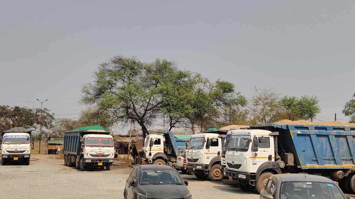 CG News : अवैध रेत उत्खनन और परिवहन पर कार्रवाई, 14 हाईवा जब्त