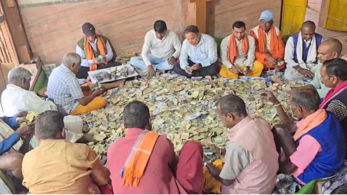 मां दंतेश्वरी के दरबार में खुलीं दान पेटियां, किसी ने नौकरी तो किसी ने अपने प्यार को पाने की लगाई गुहार