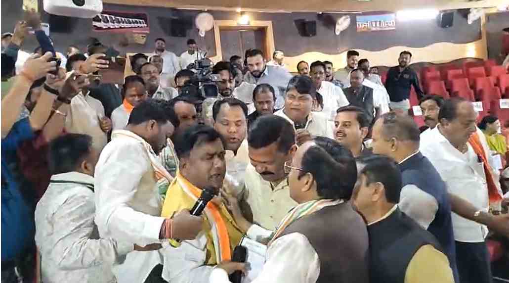 नगर निगम की सामान्य सभा में हंगामा : 175 से अधिक बेजा कब्जा हटाने का मुद्दा गरमाया, सदन की कार्यवाही ठप, धरने पर बैठे कांग्रेस पार्षद