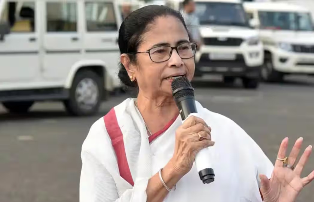 दिल्ली पहुंचते ही गुस्से से लाल हुईं ममता बनर्जी, बोली- हम रेड कारपेट बिछाते हैं, उनका ‘ब्लैक कार्पेट’ जैसा व्यवहार