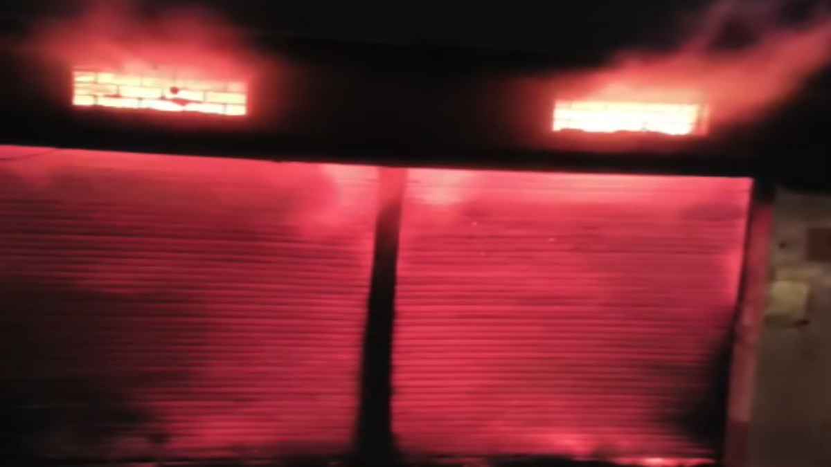 CG NEWS: कपड़ा दुकान में लगी भीषण आग, लाखों का सामान जलकर खाक