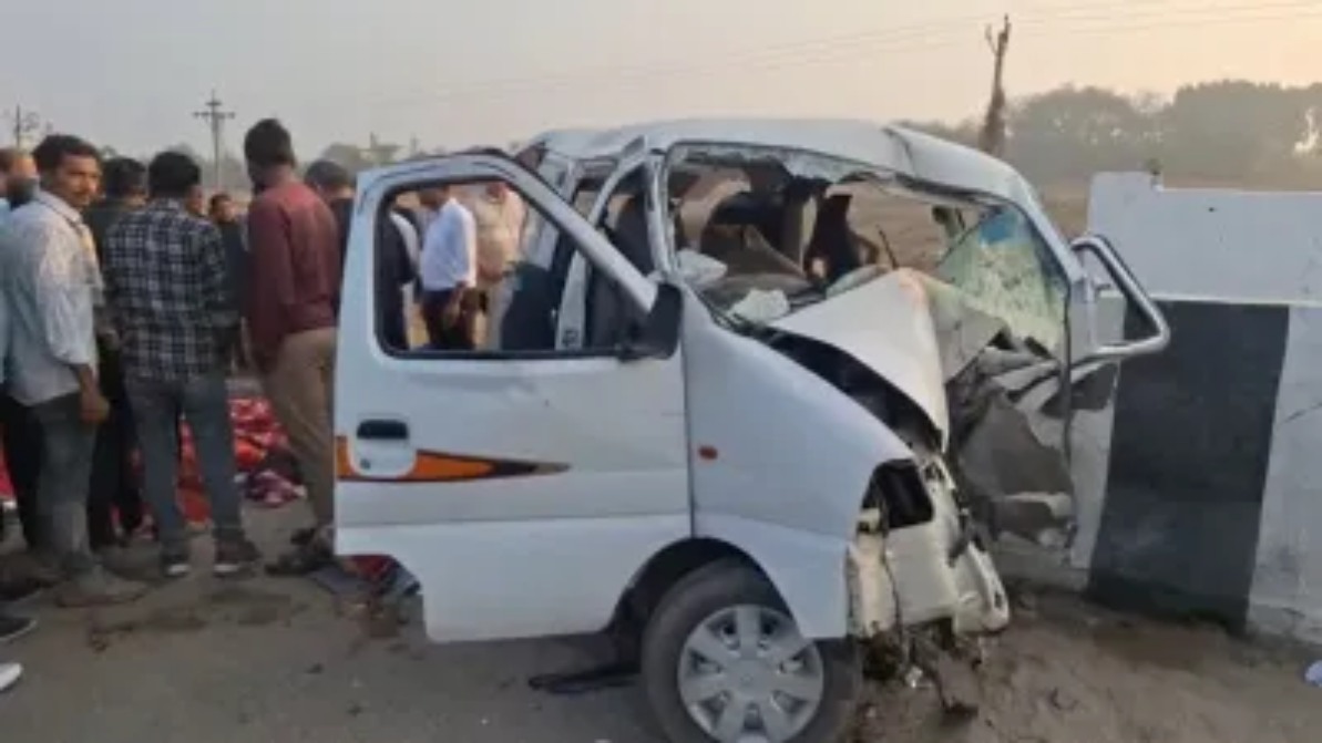 गुजरात के वलसाड और मेहसाणा में रफ्तार का कहर देखने को मिला, अलग-अलग सड़क हादसों में 11 लोगों की मौत, एक घायल
