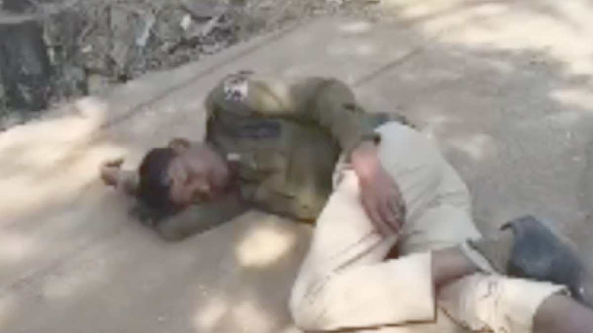 CG Viral Video : सड़क पर नशे में पड़ा रहा आरक्षक, पुलिस की कार्यप्रणाली पर उठे सवाल