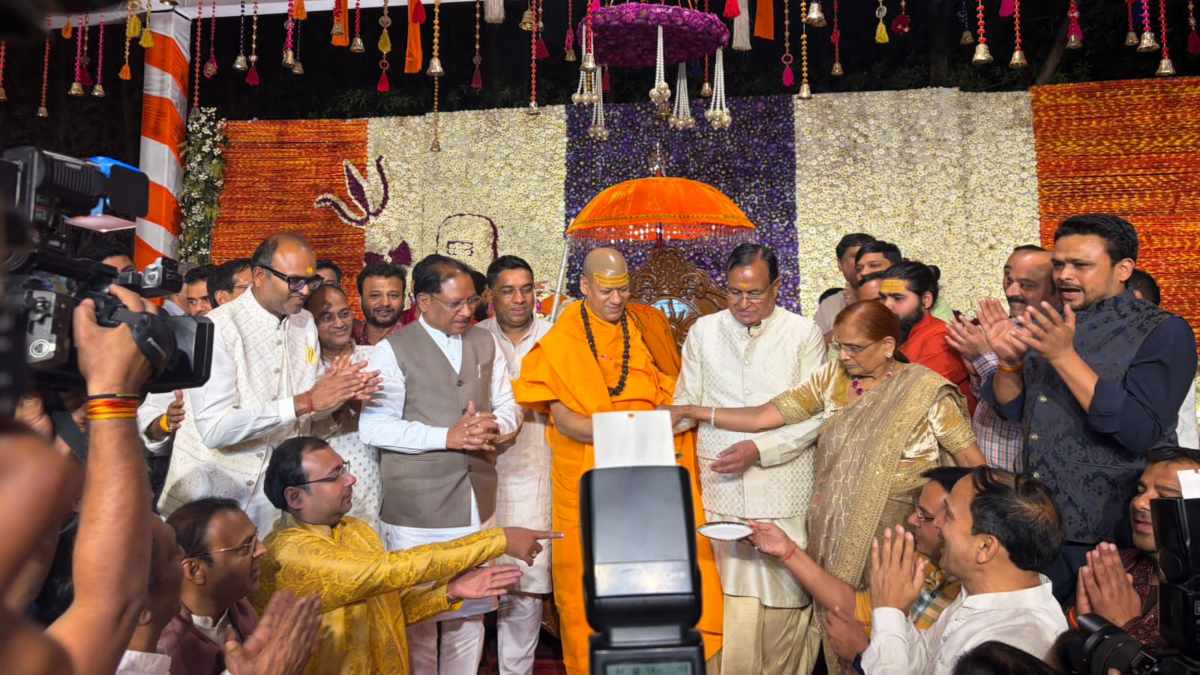 मुख्यमंत्री विष्णुदेव साय ने महामंडलेश्वर स्वामी कैलाशानंद गिरी का लिया आशीर्वाद, आध्यात्म समेत कई विषयों पर की चर्चा