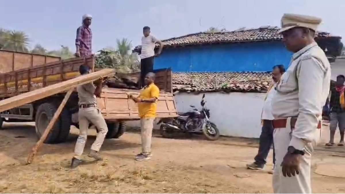 सागौन तस्करी के खिलाफ वन विभाग की सख्त कार्रवाई, 2 तस्करों के ठिकानों पर की छापेमारी, 5 लाख से अधिक की लकड़ी जब्त