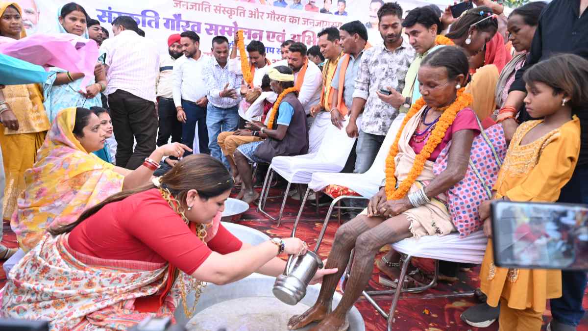 CG NEWS: 14 परिवारों के 66 सदस्यों ने की घर वापसी, विधायक भावना बोहरा ने पैर पखारकर किया स्वागत