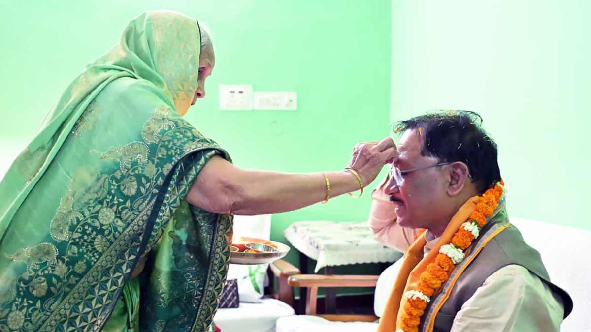 बगिया में आत्मीयता के साथ मना CM का जन्मदिन : मां का चरण छूकर विष्णुदेव साय ने लिया आशीर्वाद, बधाई देने वालों का लगा रहा तांता