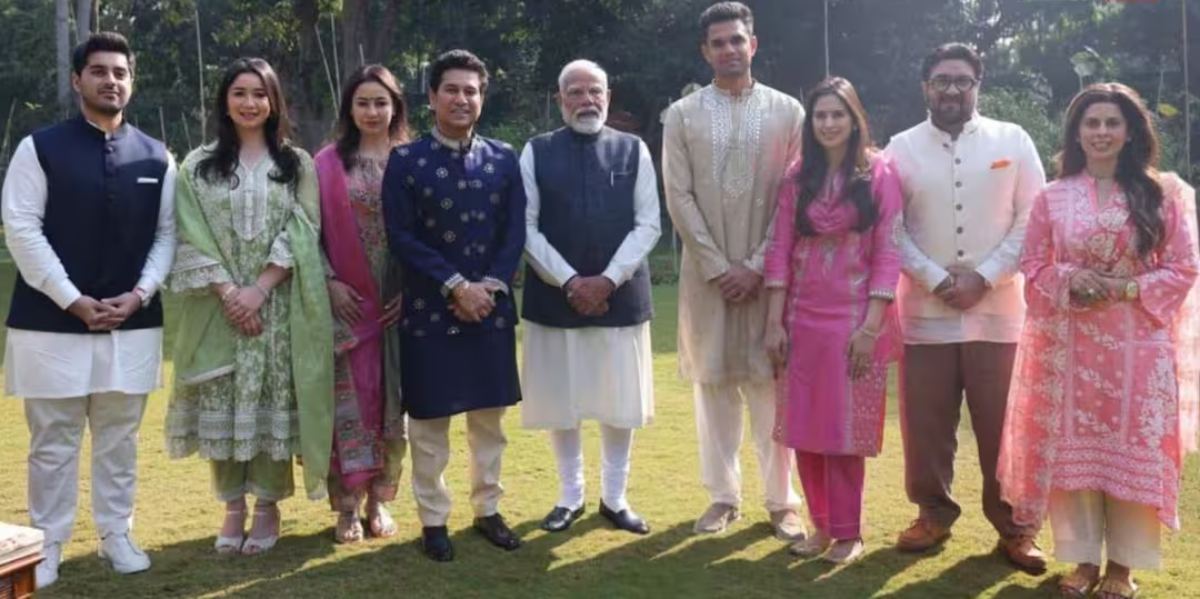 PM मोदी से परिवार संग मिले मास्टर ब्लास्टर तेंदुलकर, बेटे अर्जुन की शादी में आने का दिया न्योता
