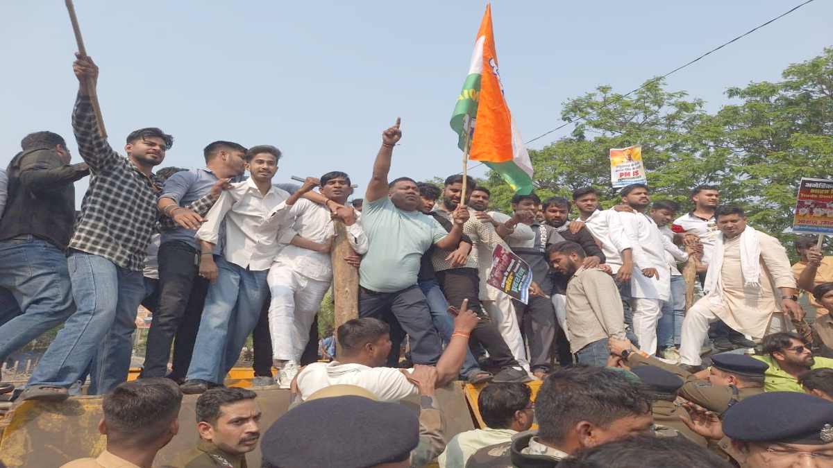 केंद्र सरकार की नीतियों के खिलाफ युवा कांग्रेस का प्रदर्शन, BJP कार्यालय घेरने निकले कांग्रेसियों को पुलिस ने रोका, झूमाझटकी भी हुई