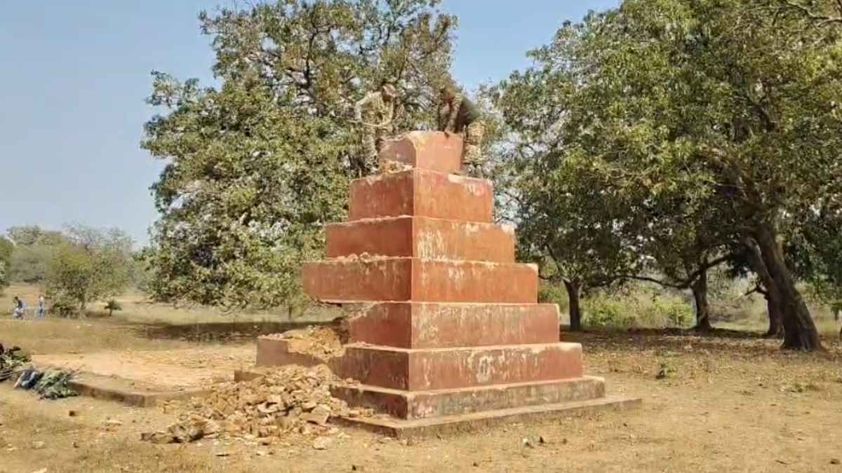 CG NEWS: चार दशक बाद नक्सलियों के ‘गढ़’ गोगुंडा पहाड़ पर सुरक्षाबलों का कब्जा, टॉप कमांडर रमन्ना का 20 फीट ऊंचा स्मारक ध्वस्त